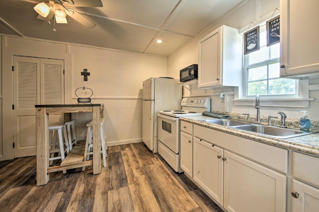 Pet-Friendly Canyon Lake Cottage Fish and Boat - image 4