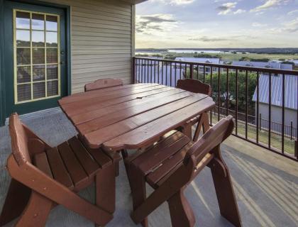 Recreational Resort Condos Overlooking Beautiful Canyon Lake - image 8