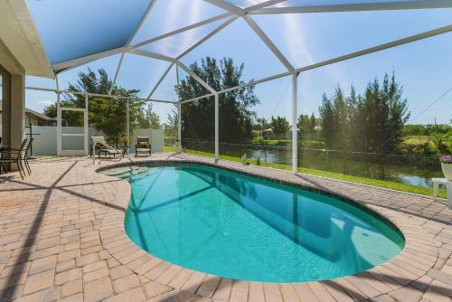 Amazing outdoor living on a freshwater canal 4 bedrooms pet-friendly - Villa Becky - image 3