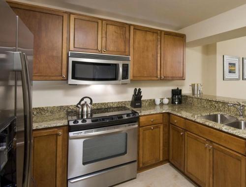 Luxurious Cape Coral Suite with on-site Marina - 3 Nights - Two Bedroom #1 - image 2