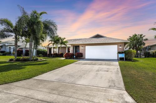 Stunning Outdoor Oasis with Heated Pool Kayaks & Spa - Villa Cape Sea Esta - Roelens Vacations - image 4