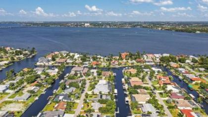 Luxury Waterfront Direct Gulf access - Kayaks Walk to Beach - Villa Coral Mist - Cape Coral - image 5