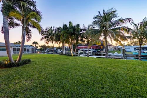 Pet Friendly Paradise with AMAZING Gulf Access - Flamingo Cottage - Roelens Vacations - main image