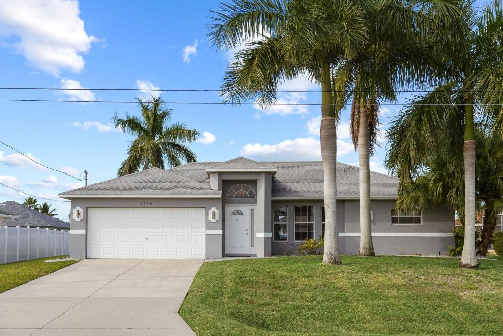 Casa Bella- Upgraded Waterfront Residence in Cape Coral with Heated Pool and Free Bikes - main image