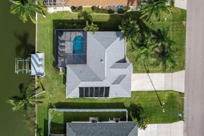 Casa Bella- Upgraded Waterfront Residence in Cape Coral with Heated Pool and Free Bikes - image 13