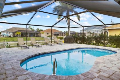 Casa Bella- Upgraded Waterfront Residence in Cape Coral with Heated Pool and Free Bikes - image 16