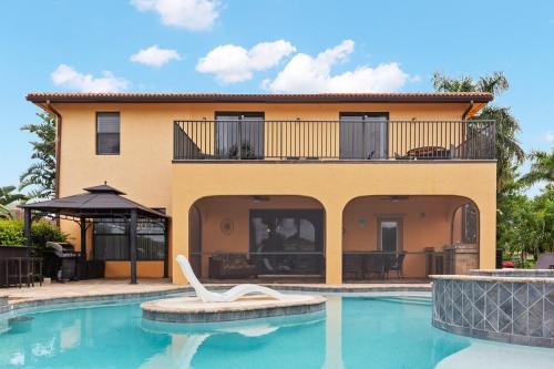 Stunning Waterfront Villa in Cape Coral with Lagoon Style Pool Spa and Boat Lift - image 2