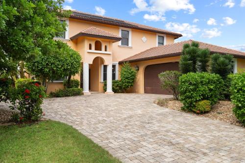 Stunning Waterfront Villa in Cape Coral with Lagoon Style Pool Spa and Boat Lift - image 3