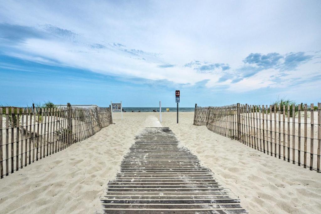 Luxe Historic Beach Condo Walk to Atlantic Coast! - image 2