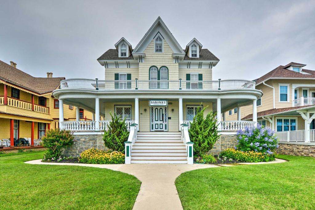 Luxe Historic Beach Condo Walk to Atlantic Coast! - image 3