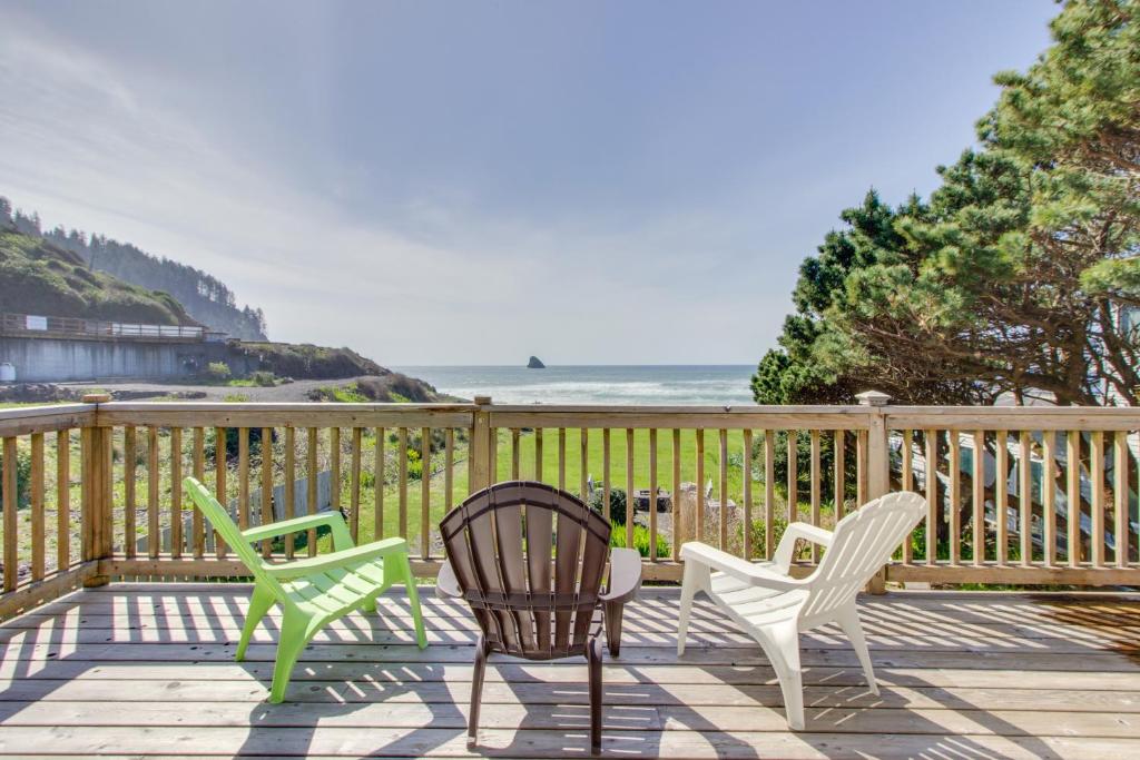 Shoreline Cottage Oceanfront Vacation Rental - main image