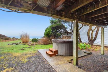 Shoreline Cottage Oceanfront Vacation Rental - image 4