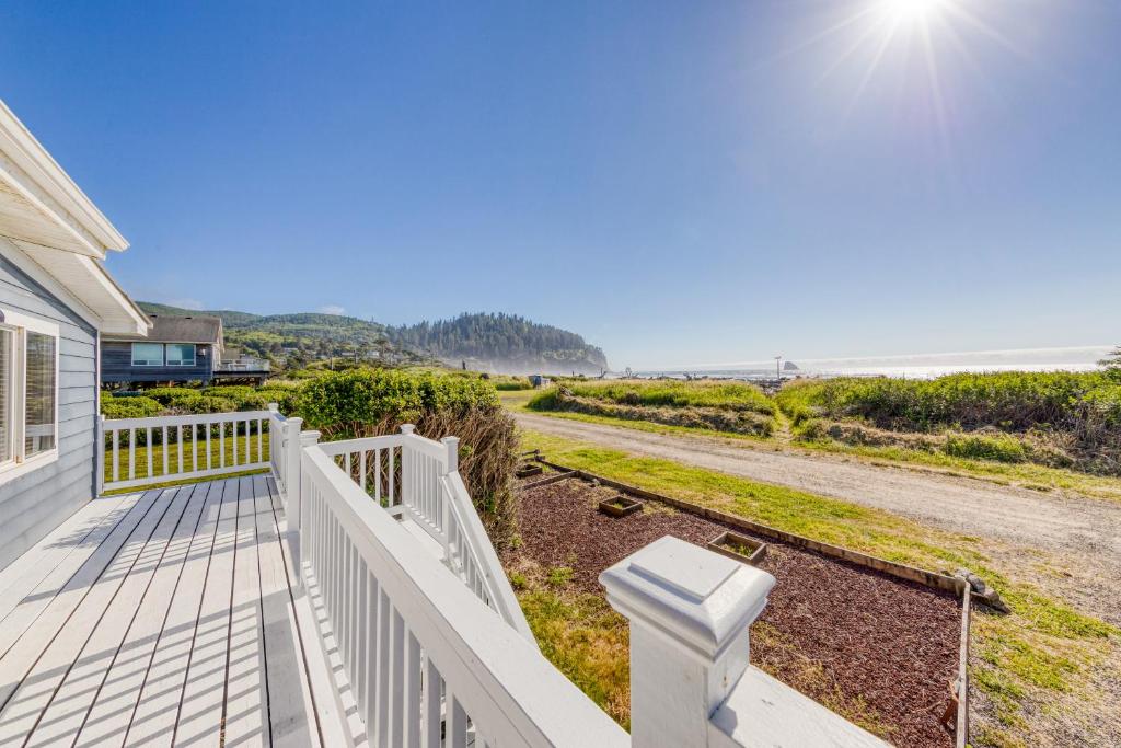 Cape Meares Beach Getaway - main image