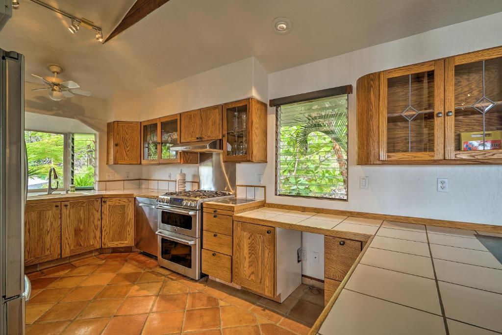 Captain Cook ‘Anji’s Beach House’ w/Lanai & Views! - image 3