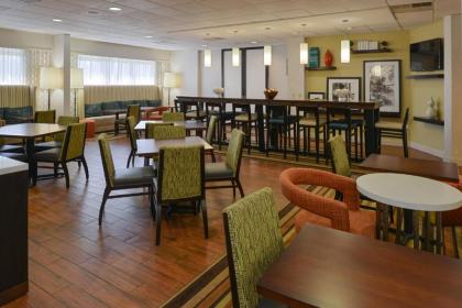 Hampton Inn Carbondale - image 13