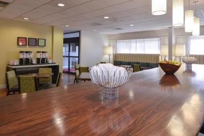 Hampton Inn Carbondale - image 15