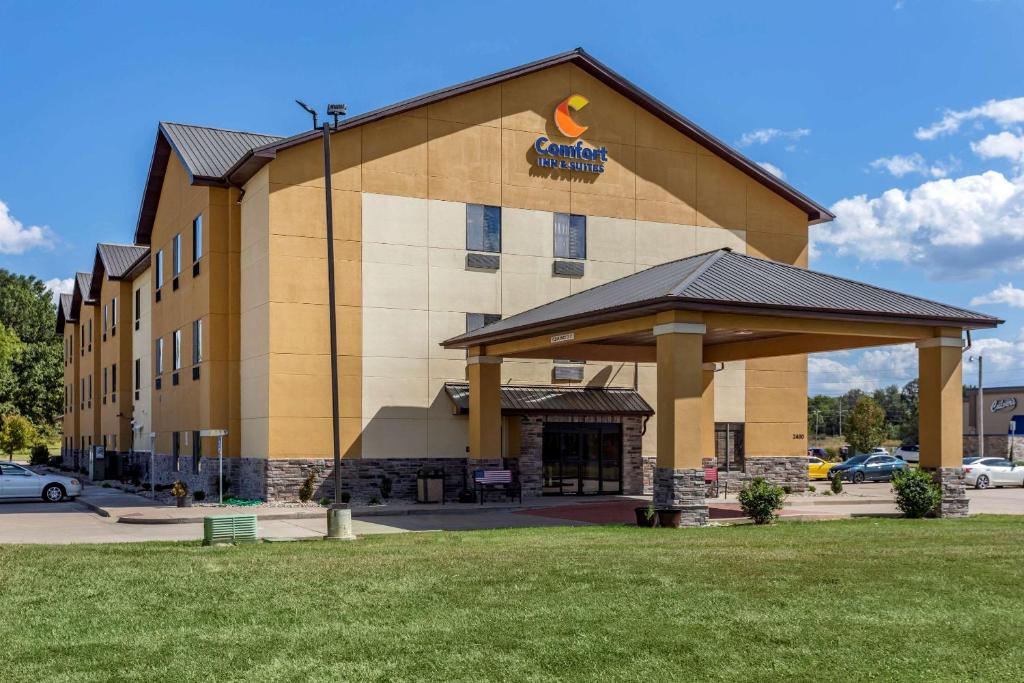 Comfort Inn & Suites Carbondale University Area - main image