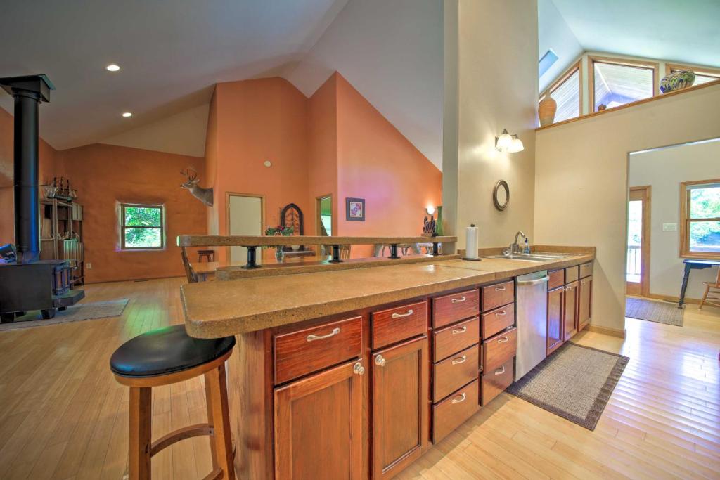 Peaceful Custom Carbondale Home with Pool Near SIU! - image 7