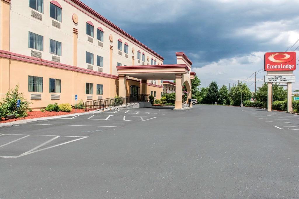 Econo Lodge Carlisle - image 3