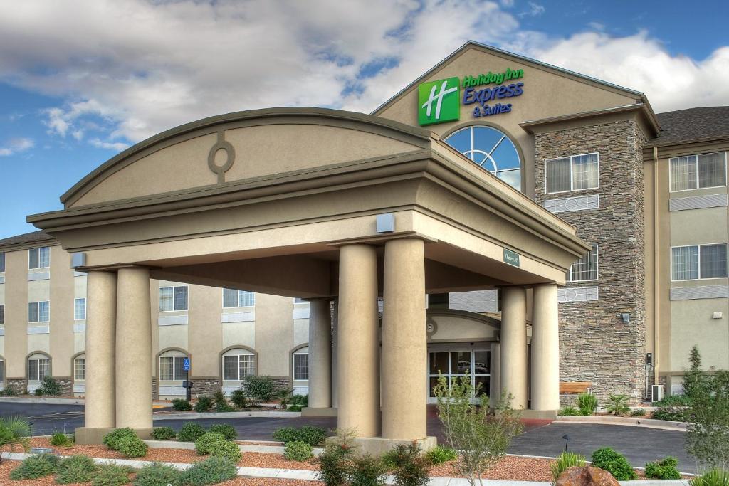 Holiday Inn Express Hotel & Suites Carlsbad an IHG Hotel - main image