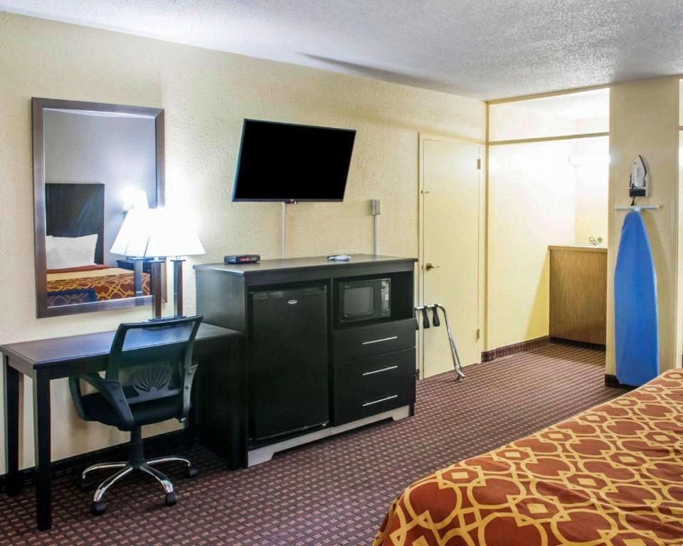 Econo Lodge Carlsbad - image 2