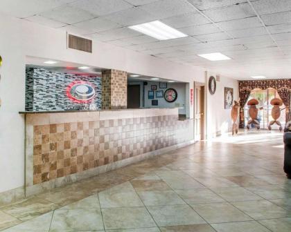 Econo Lodge Carlsbad - image 9