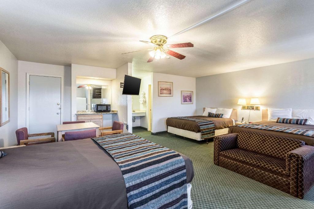 Rodeway Inn Carlsbad - image 7