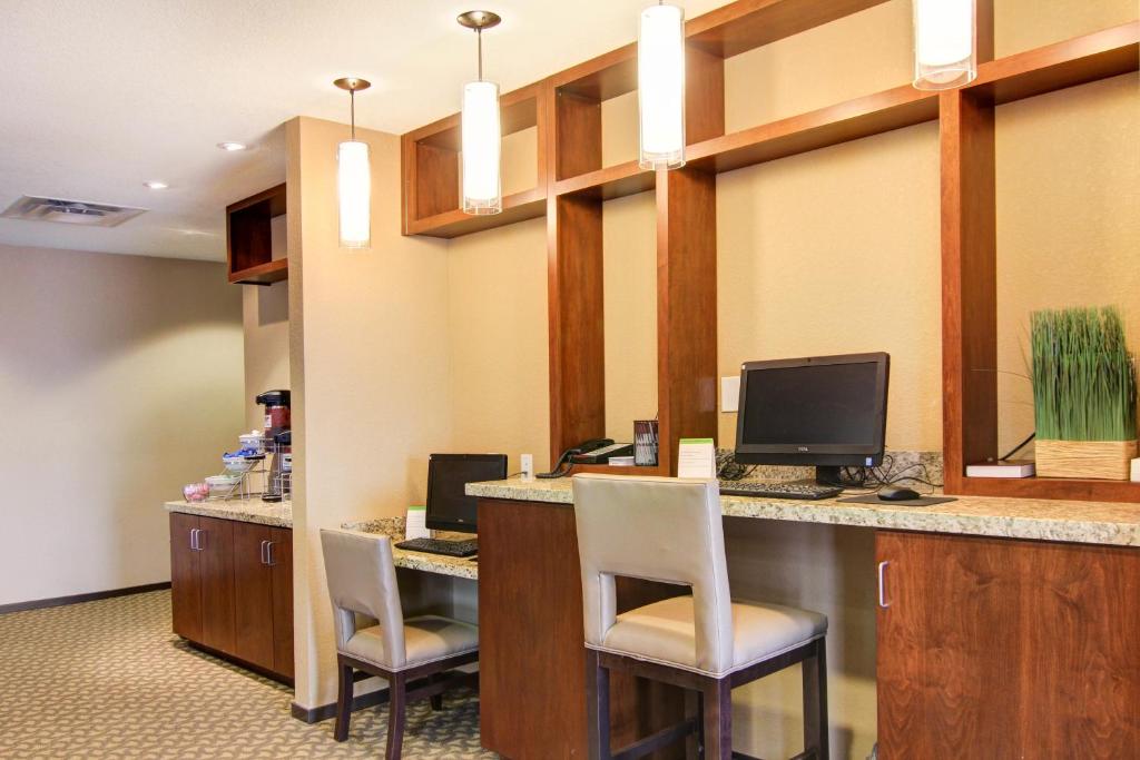 Comfort Suites Carlsbad - image 6