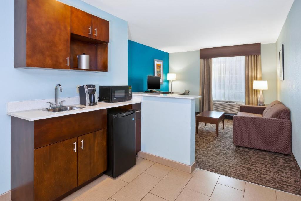 Holiday Inn Express & Suites Carmel North – Westfield an IHG Hotel - image 6