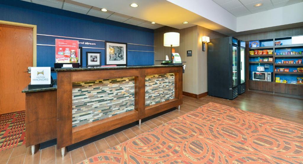 Hampton Inn Chicago-Carol Stream - main image