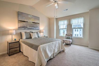 Modern Coastal Condo with Patio 1 Mi to Beaches - image 15