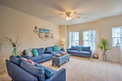 Modern Coastal Condo with Patio 1 Mi to Beaches - image 7