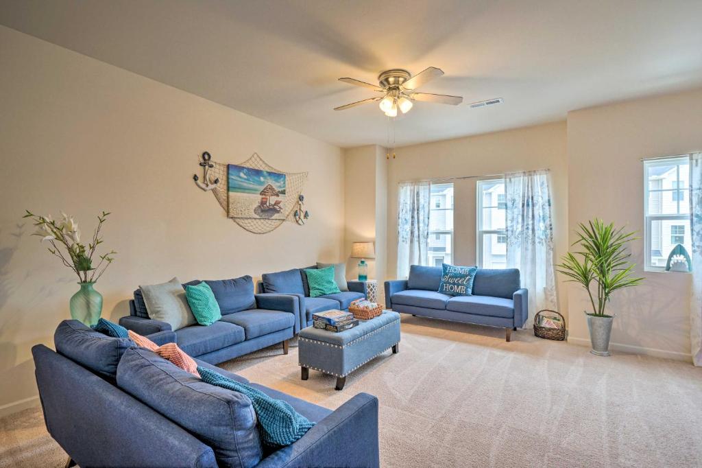 Modern Coastal Condo with Patio 1 Mi to Beaches - image 7