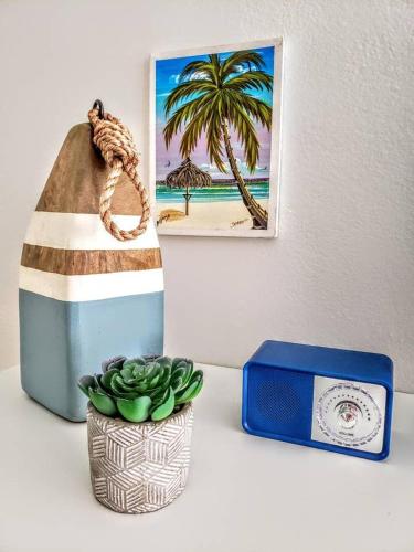 Ocean Breeze POOLSIDE Studio Cabana apartment BEACH ACCESS - main image