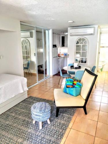 Ocean Breeze POOLSIDE Studio Cabana apartment BEACH ACCESS - image 2