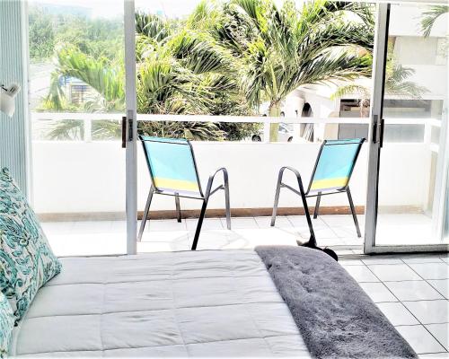 BALCONY Large Studio at Ritz Condominium 1 BLOCK TO BEACH and LAGOON - image 3