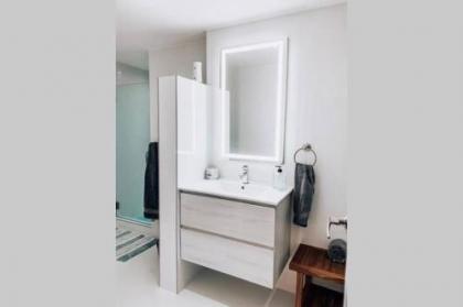 Luxe N Cozy 2BR Isla Verde Apt with KingBed+AC+WiFi - image 3