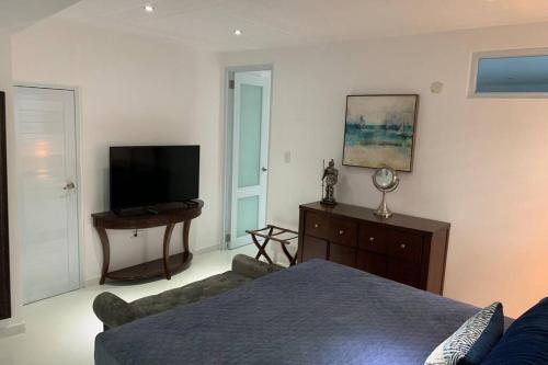 Isla Verde Oasis PH with Private Terrace KingBed WiFi Pk - image 5