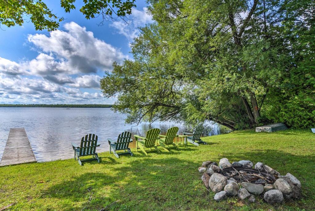 Cozy Carp Lake Cottage with Dock 4 Kayaks and Fire Pit - image 6