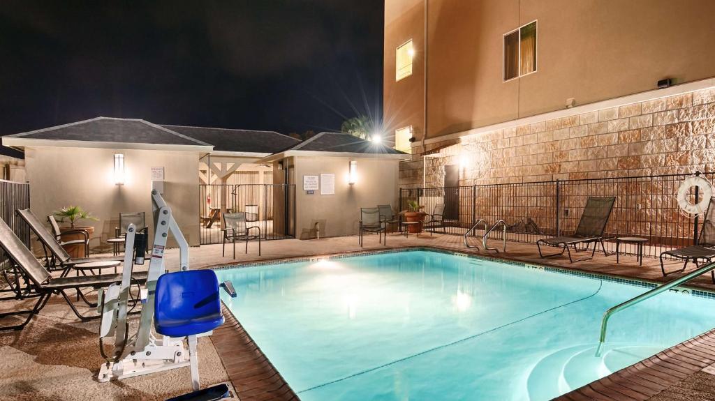 Best Western Plus Carrizo Springs Inn & Suites - image 7