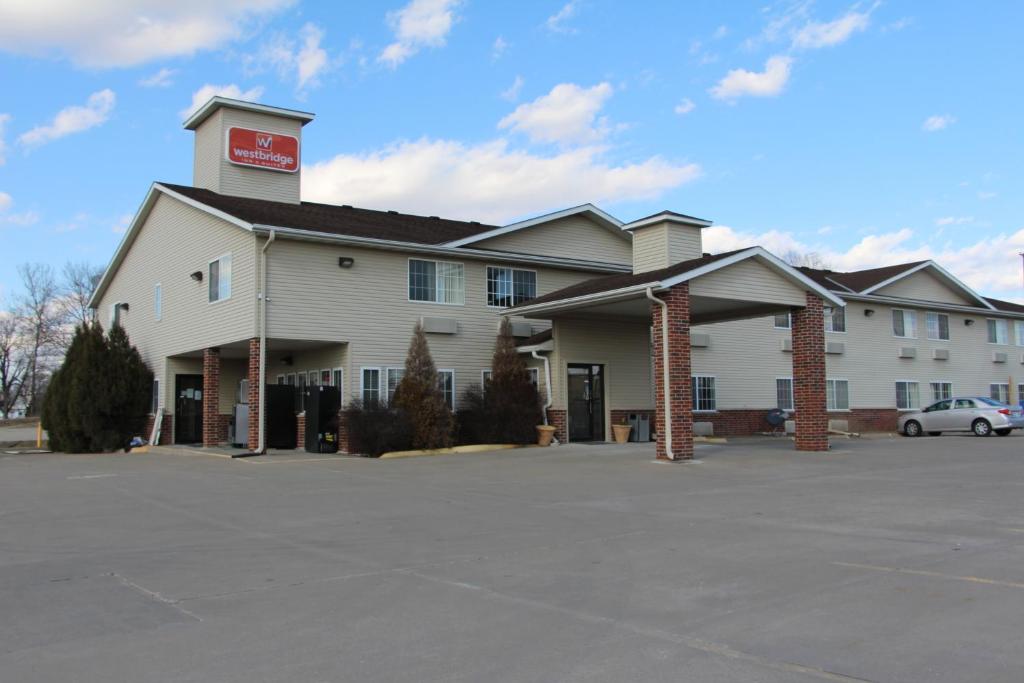 Westbridge Inn & Suites - main image