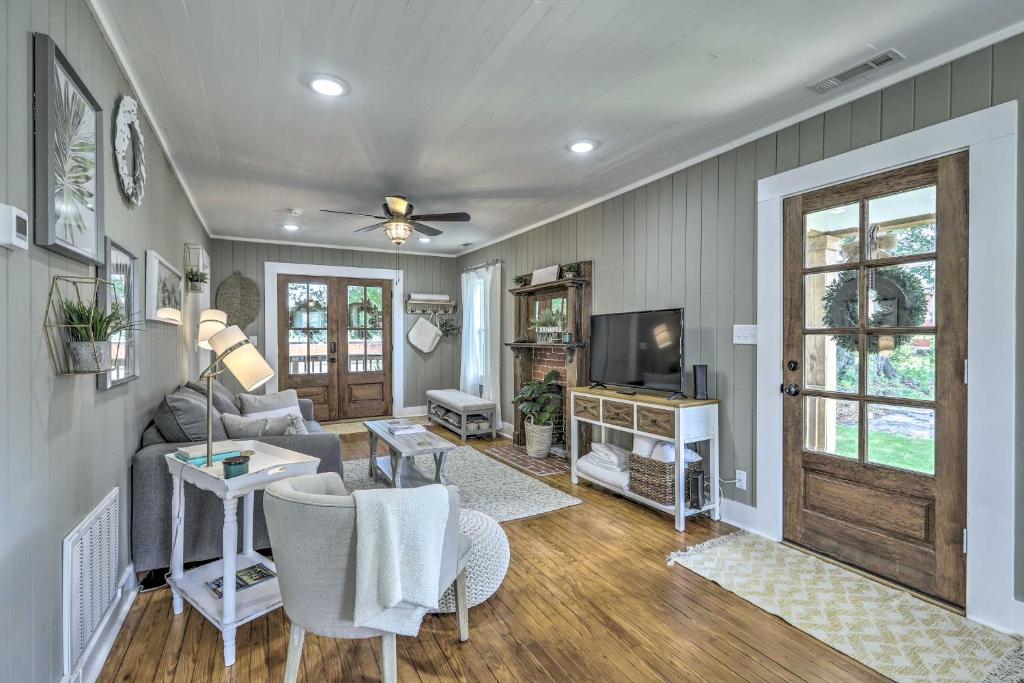 Chic Carrollton Cottage with Updated Interior! - image 2