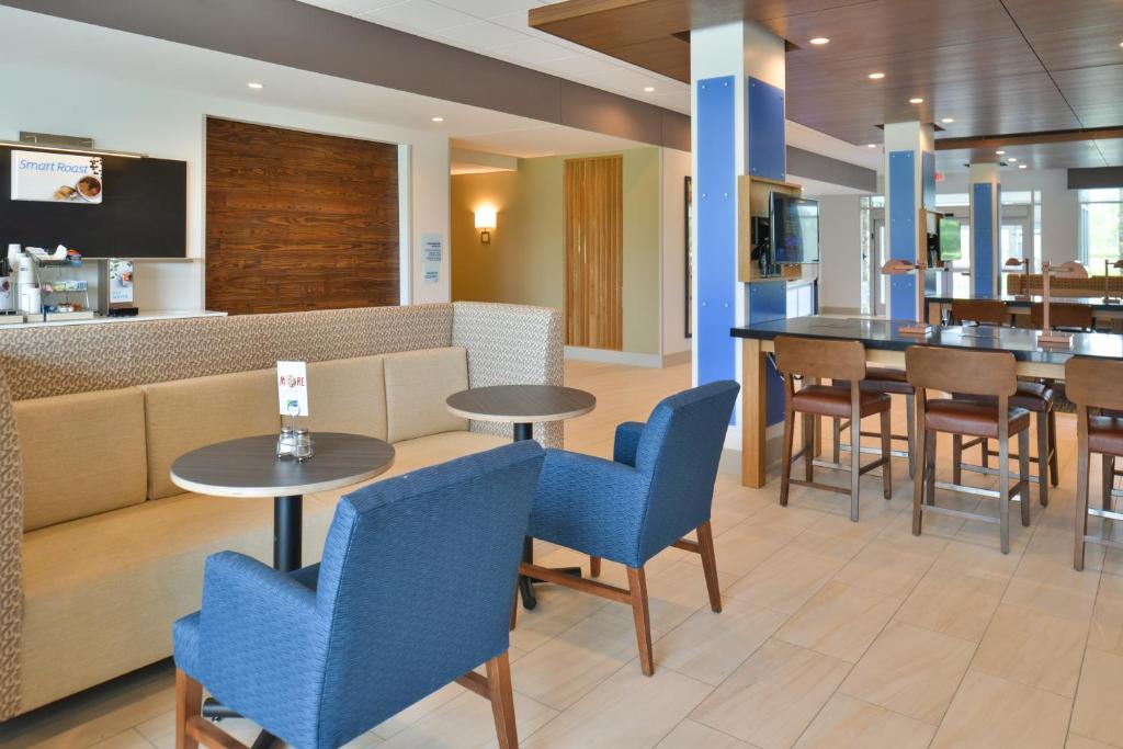 Holiday Inn Express & Suites Omaha Airport an IHG Hotel - main image