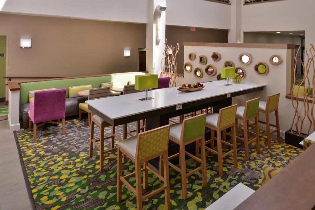 Hampton Inn Cartersville - image 2