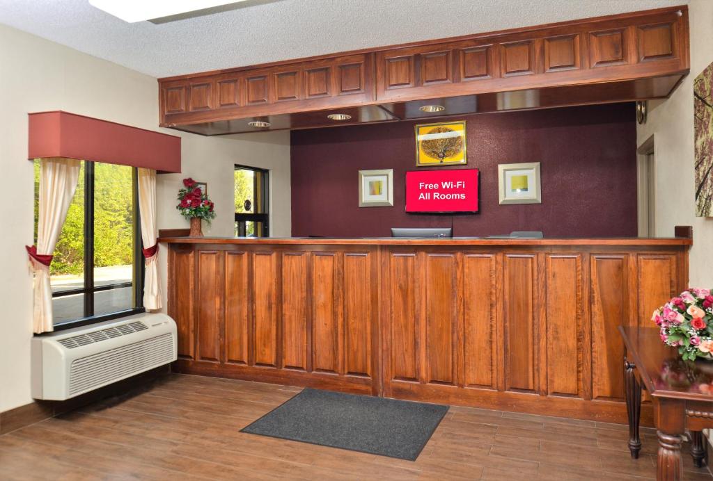 Red Roof Inn Cartersville-Emerson-LakePoint North - image 2