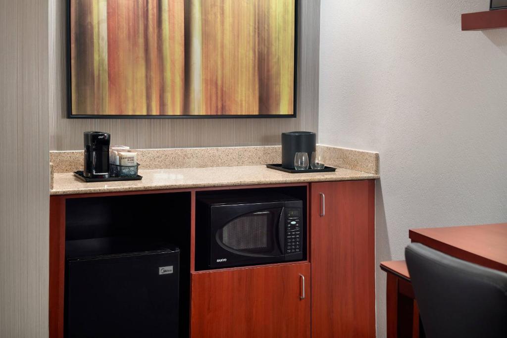 Courtyard by Marriott Raleigh Cary - image 4