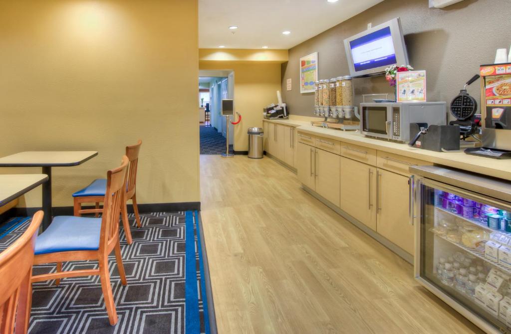 TownePlace Suites Raleigh Cary/Weston Parkway - image 3