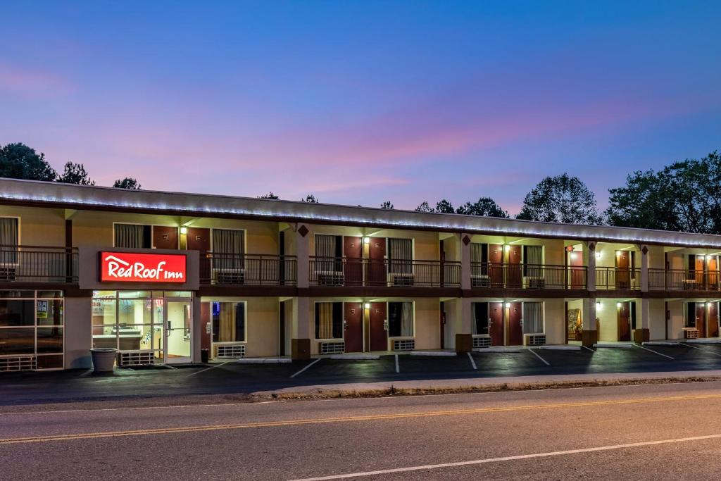 Red Roof Inn Caryville - image 7