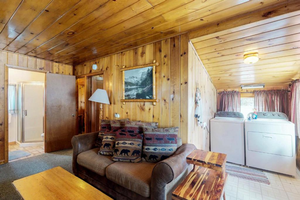 Naughty Pine Cabin - image 7