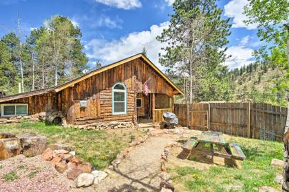 Rustic Log Cabin with Studio about 5 Mi to Pikes Peak!